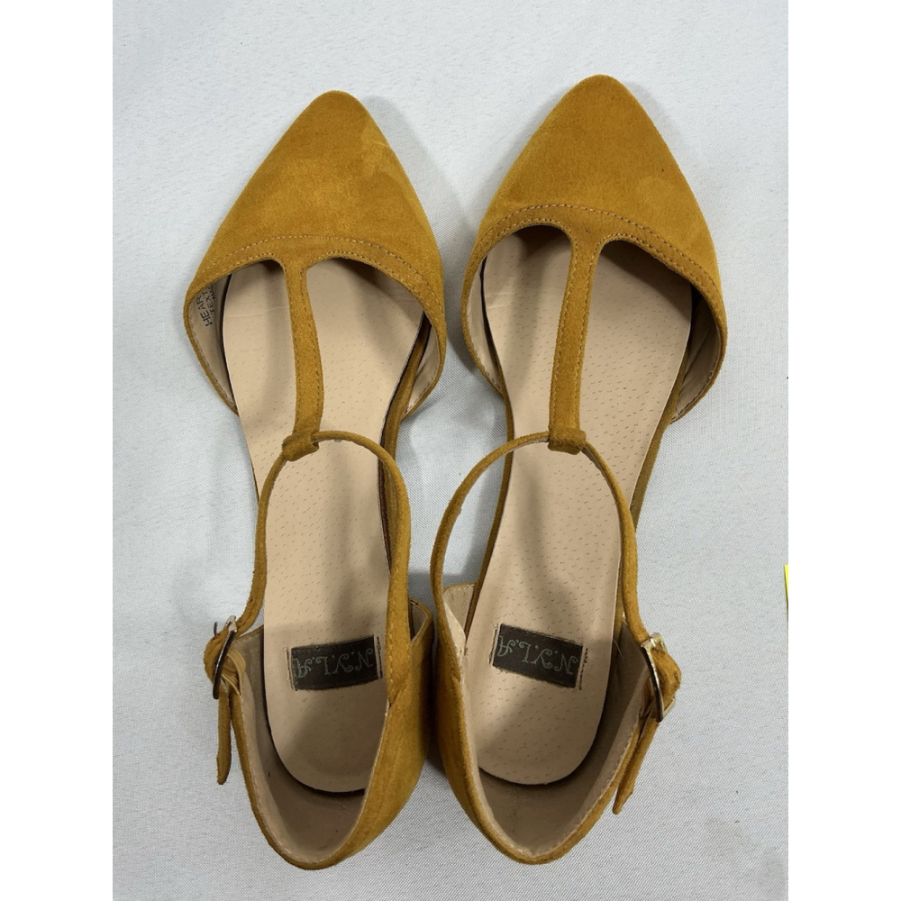 Womans NYLA Heartbeat Slipon Strappy Sandals 10 Gold Pointed Toe Flat Heel - Picture 5 of 8